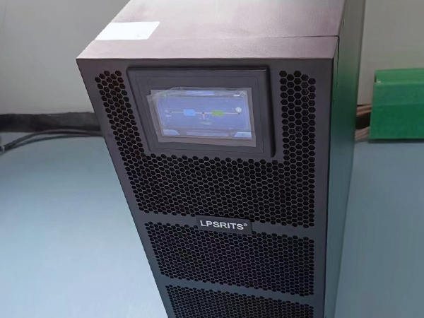 力锐斯UPS和蓄电池 - 成都体育学院新校区标准化考场